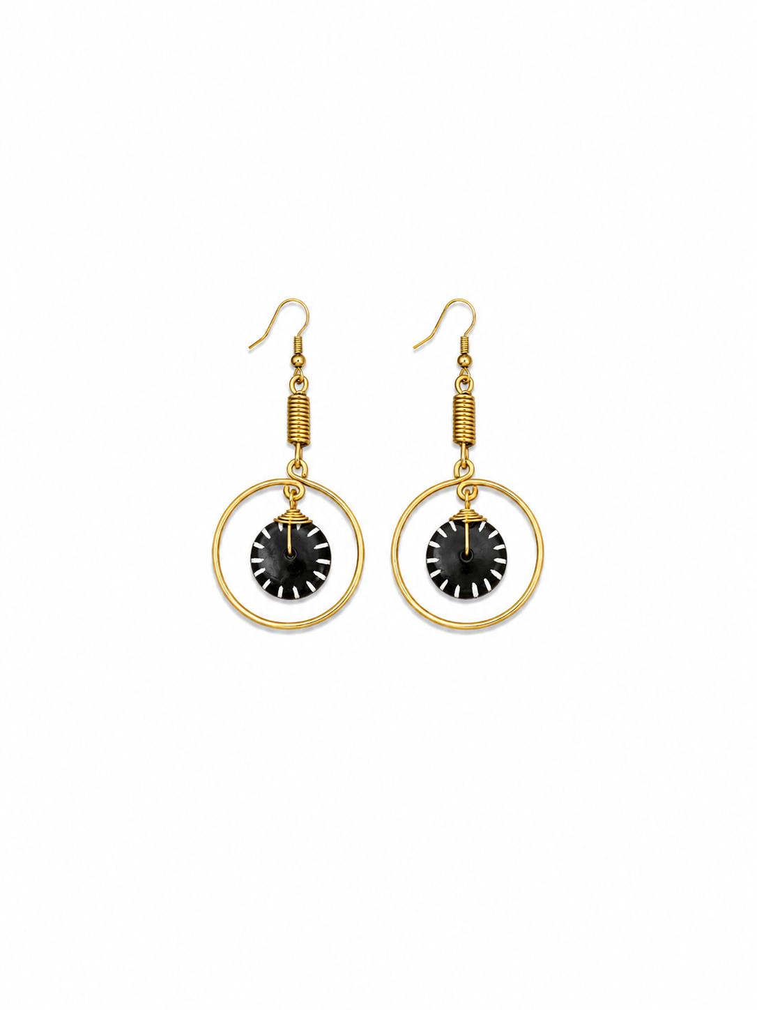 SOKONA — Boucles d’oreilles créoles pendantes en laiton doré, sublimées par une pièce centrale en os naturel noir finement sculpté. Terre Kenya