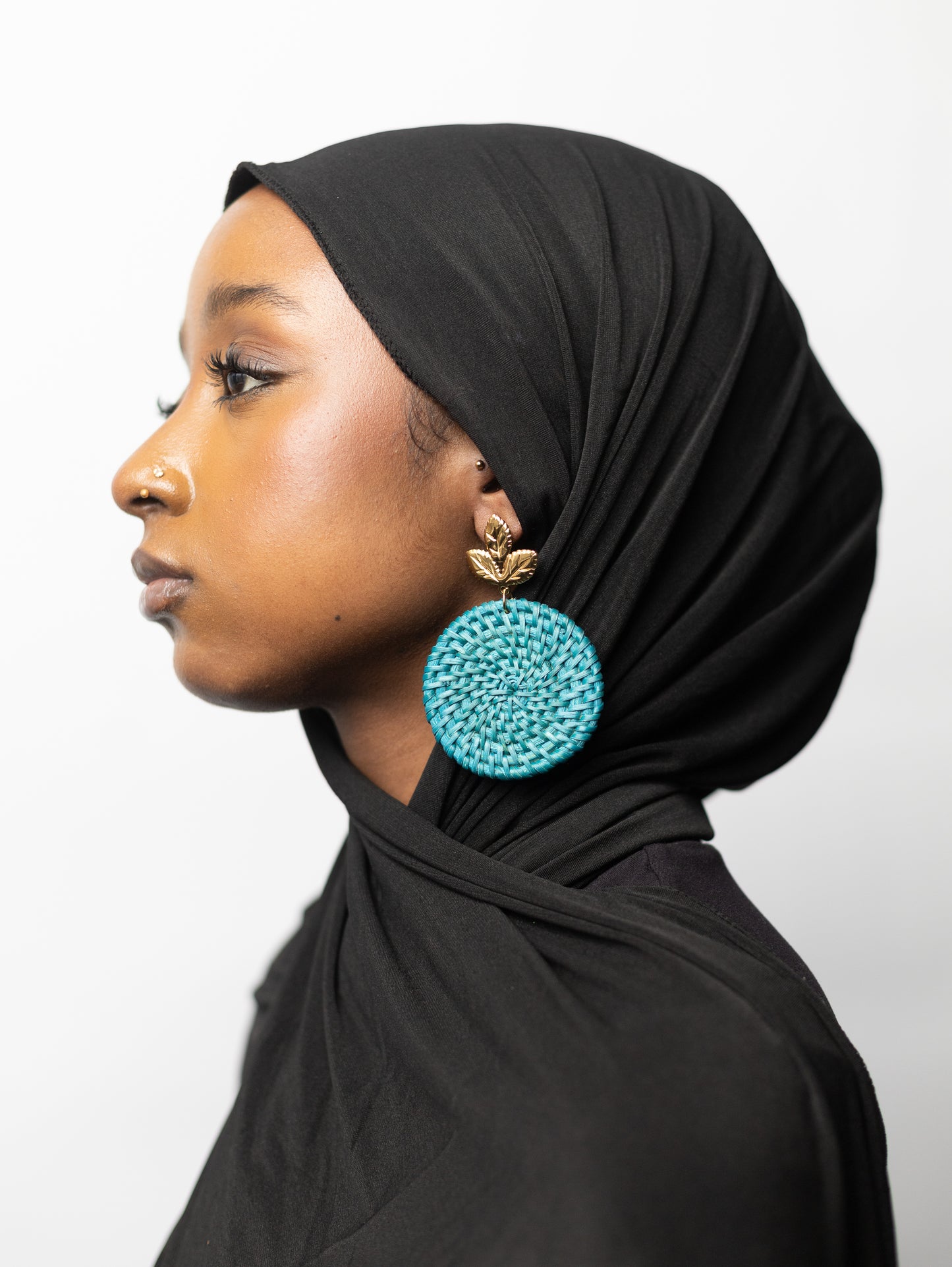 Boucles d’Oreilles Tissées Bleu Eclat Feuille Dorée – L’Alliance Parfaite de l’Artisanat et de l’Élégance