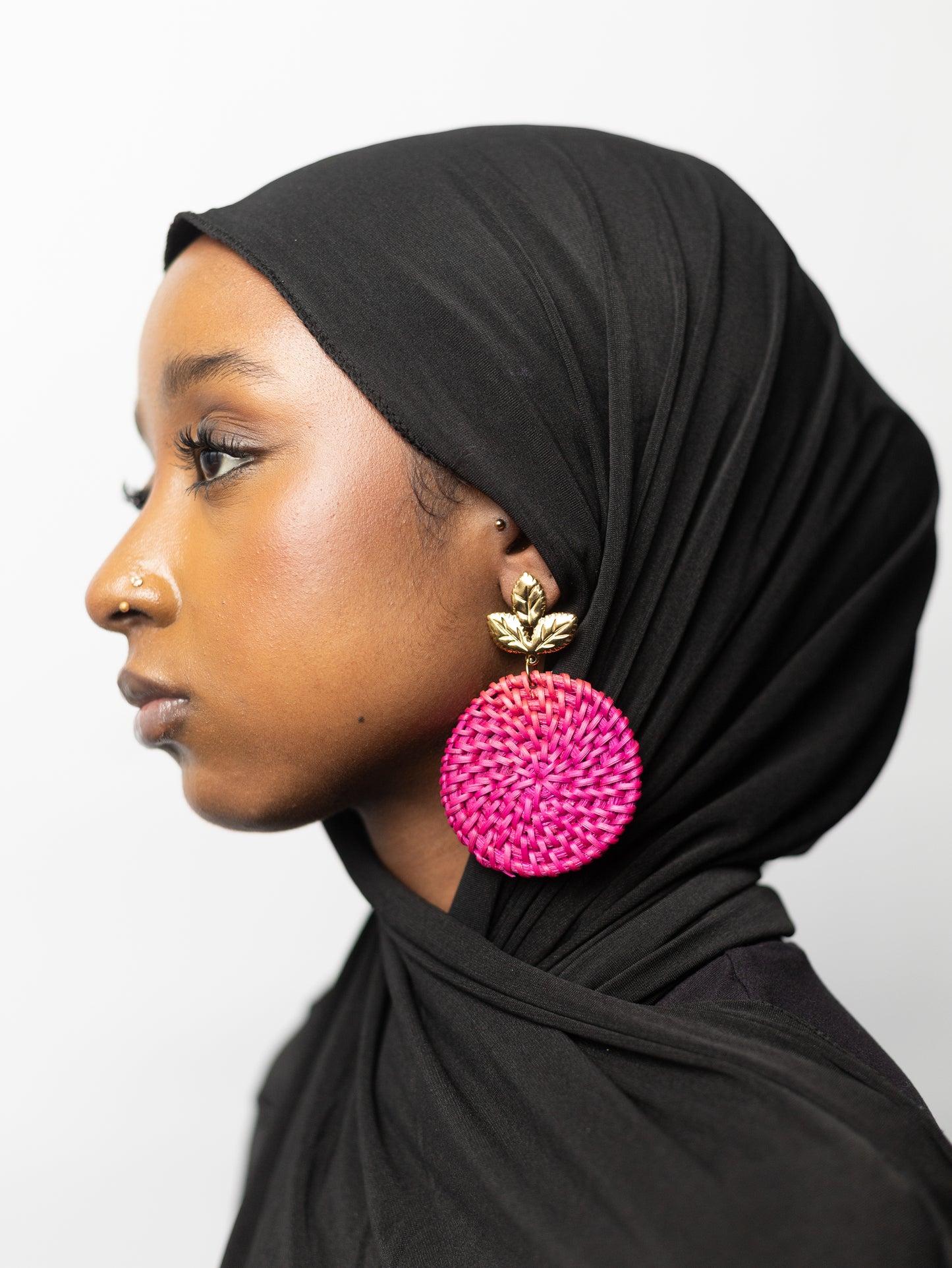 Boucles d’Oreilles Tissées Bleu Eclat Feuille Dorée – L’Alliance Parfaite de l’Artisanat et de l’Élégance