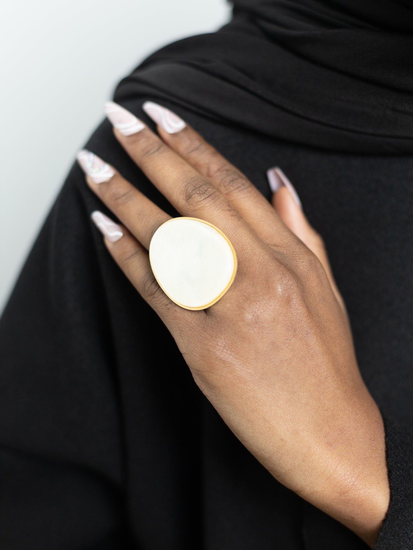 Bague Statement Dorée avec Disque en Nacre – Élégance et Raffinement Naturel