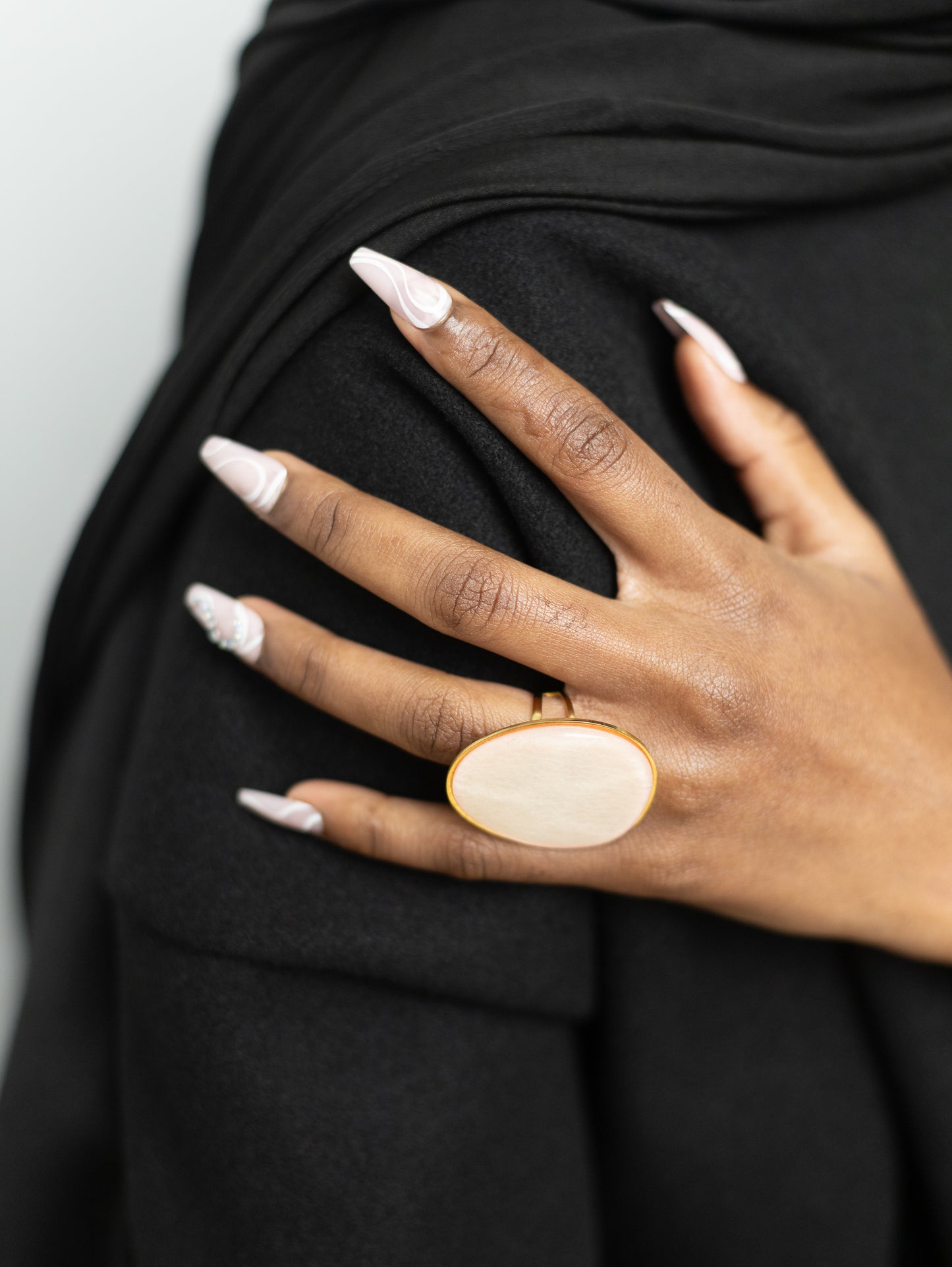 Bague Statement Dorée avec Disque en Nacre – Élégance et Raffinement Naturel