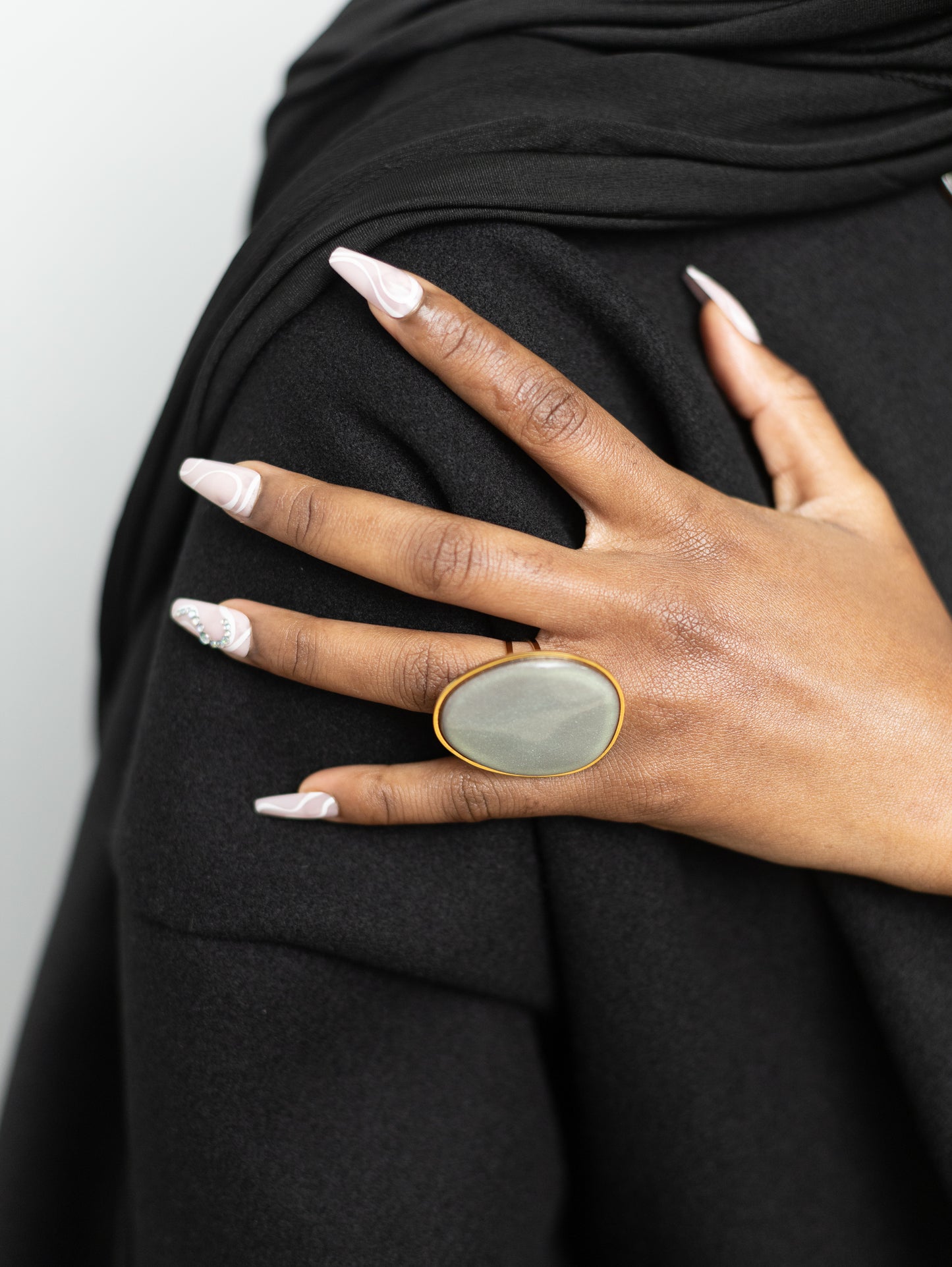 Bague Statement Dorée avec Disque en Nacre – Élégance et Raffinement Naturel