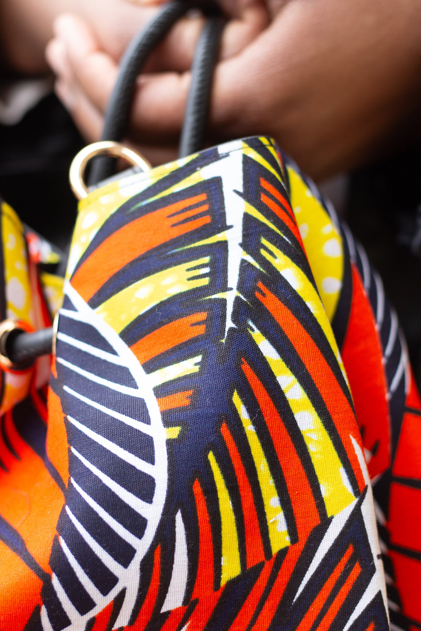 Sac seau en Wax : Élégance Africaine et Praticité Moderne Orange jaune noir blanc
