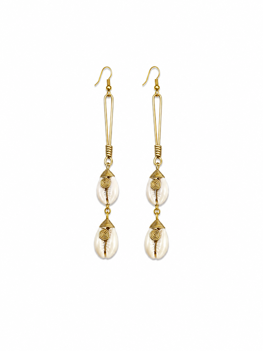 MARIAM - Boucles d’oreilles pendantes en laiton doré, ornées de Cauris • Terre Kenya