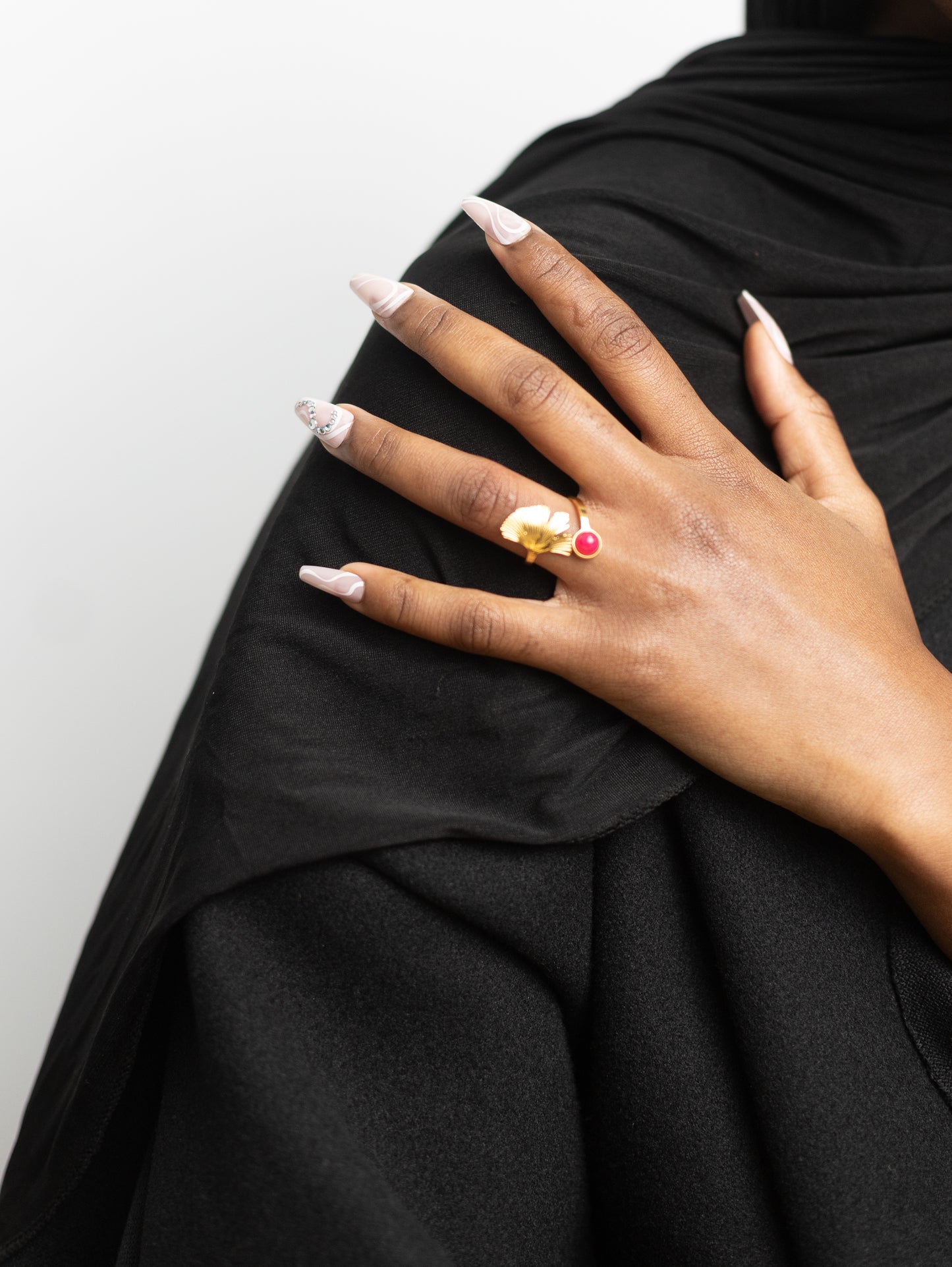 NALÉMA Bague en acier avec une fleur et une pierre de couleur Sélection Mohissa K