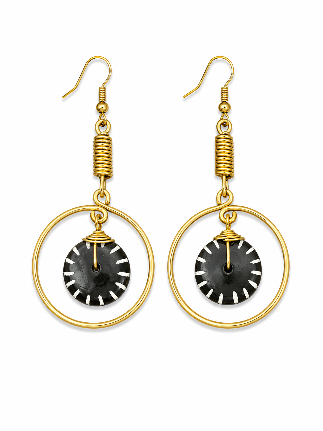 SOKONA — Boucles d’oreilles créoles pendantes en laiton doré, sublimées par une pièce centrale en os naturel noir finement sculpté. Terre Kenya