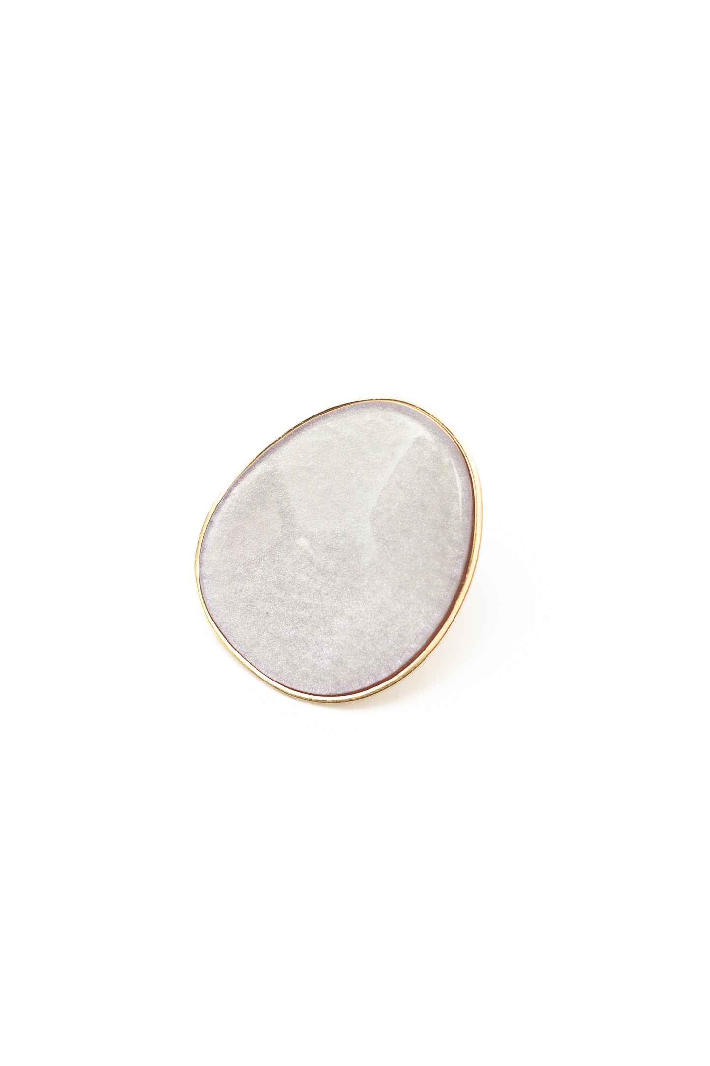 Bague Statement Dorée avec Disque en Nacre – Élégance et Raffinement Naturel
