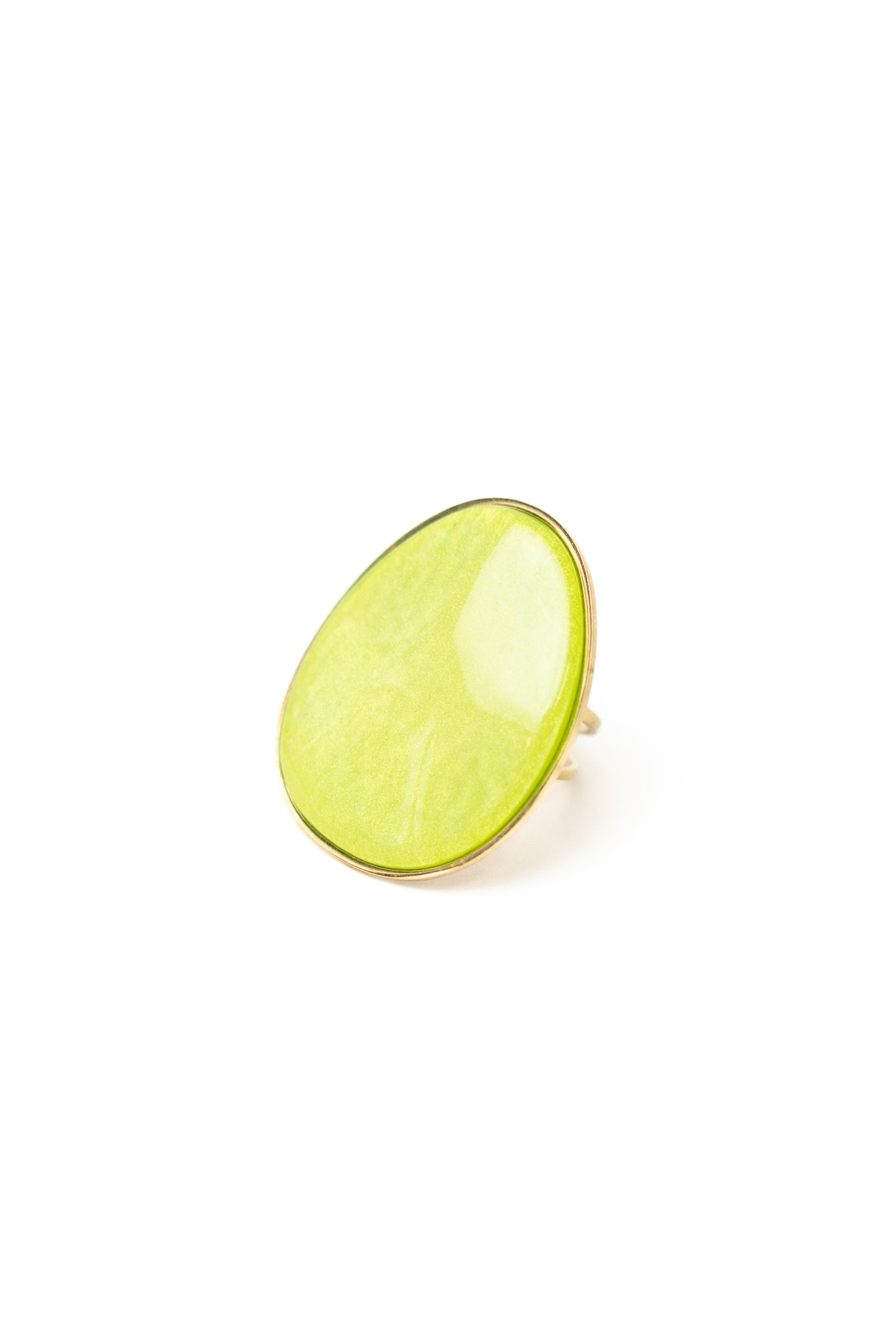 Bague Statement Dorée avec Disque en Nacre – Élégance et Raffinement Naturel