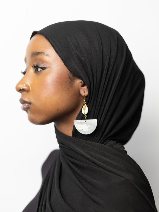 Boucles d’Oreilles "Élégance Épure" – Laiton Doré & Os gris