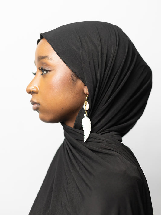 Boucles d’oreilles ethniques en laiton doré et coquillage – Élégance naturelle