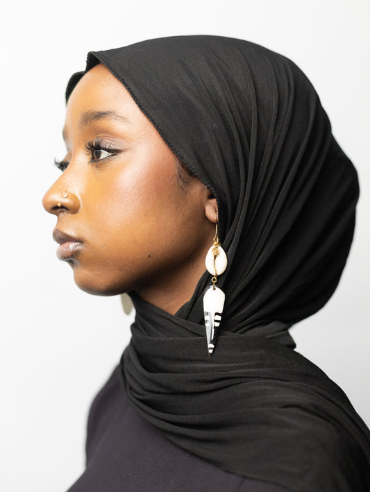 Boucles d’oreilles artisanales en laiton doré et os – Masque africain du Kenya