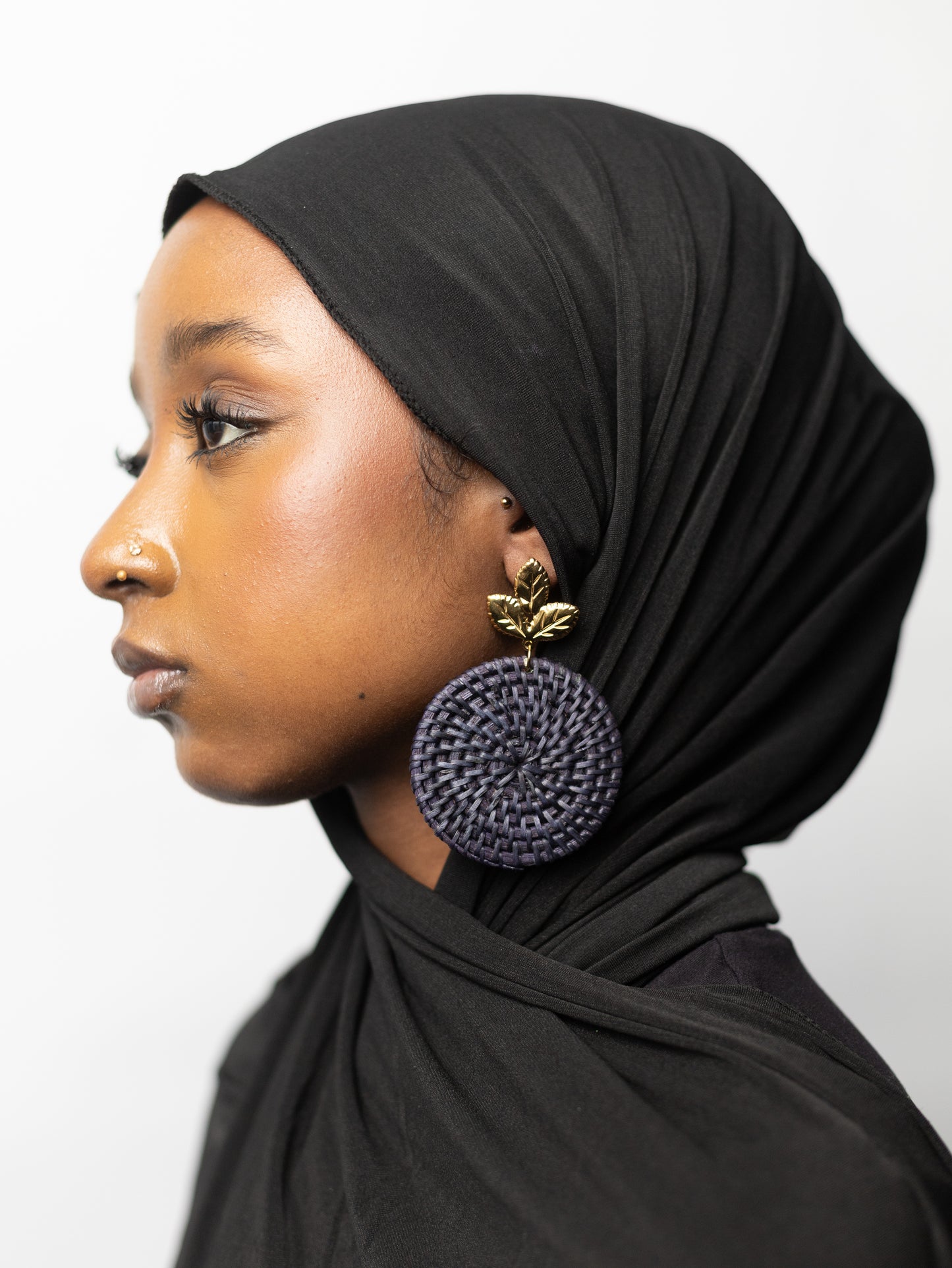 Boucles d’Oreilles Tissées Bleu Eclat Feuille Dorée – L’Alliance Parfaite de l’Artisanat et de l’Élégance