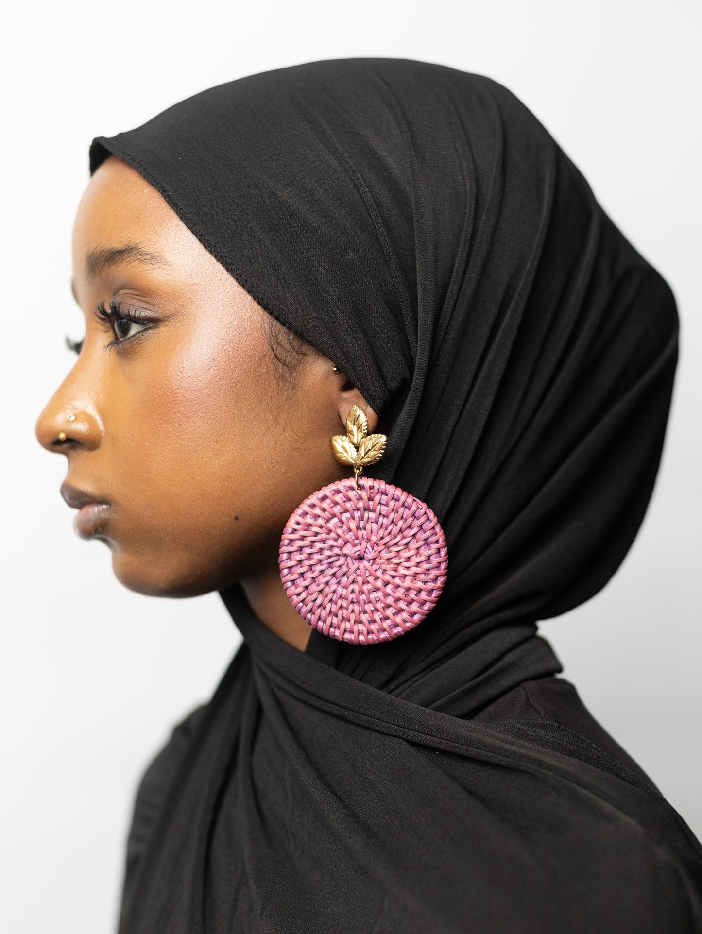 Boucles d’Oreilles Tissées Bleu Eclat Feuille Dorée – L’Alliance Parfaite de l’Artisanat et de l’Élégance