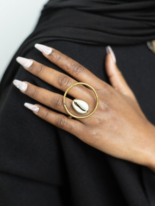 Bagues dorée minimaliste avec coquillage naturel- élégance bohème chic