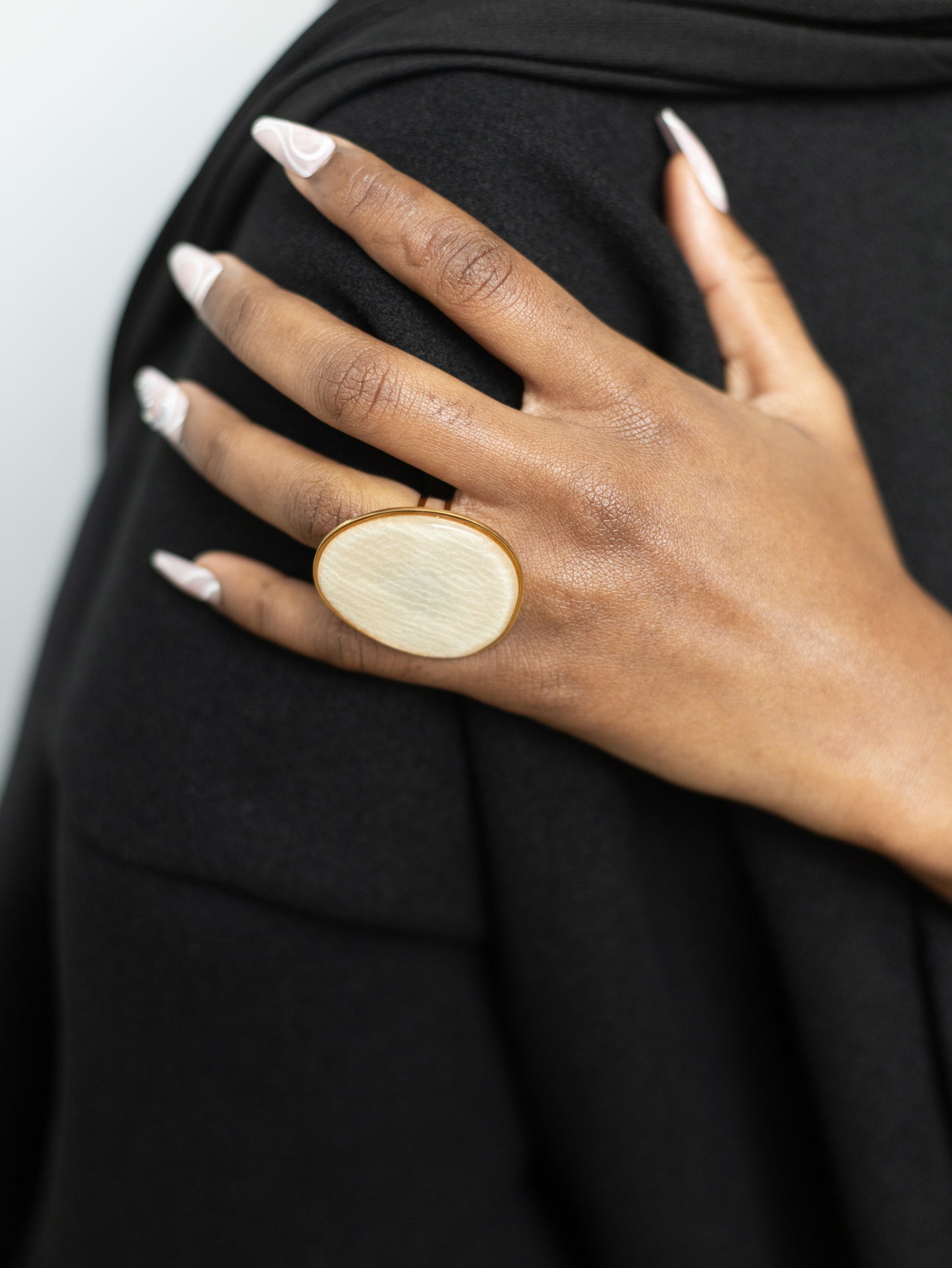 Bague Statement Dorée avec Disque en Nacre – Élégance et Raffinement Naturel