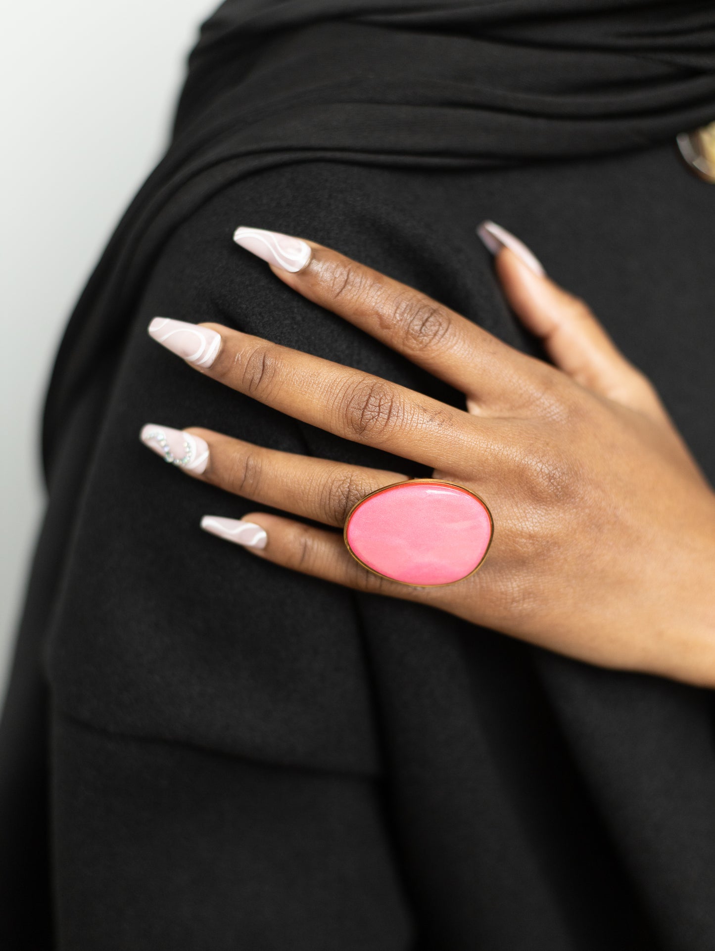 Bague Statement Dorée avec Disque en Nacre – Élégance et Raffinement Naturel