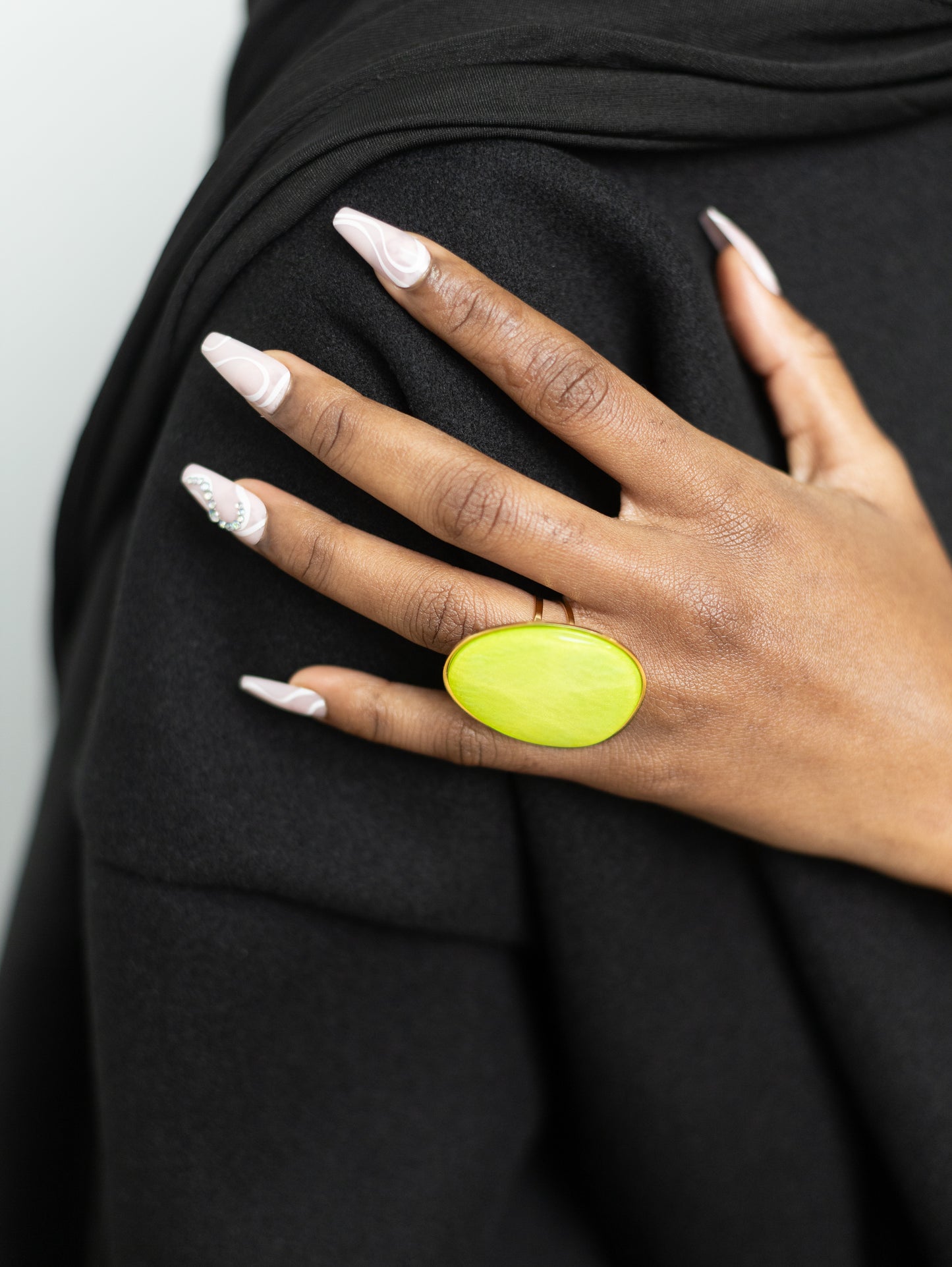 Bague Statement Dorée avec Disque en Nacre – Élégance et Raffinement Naturel