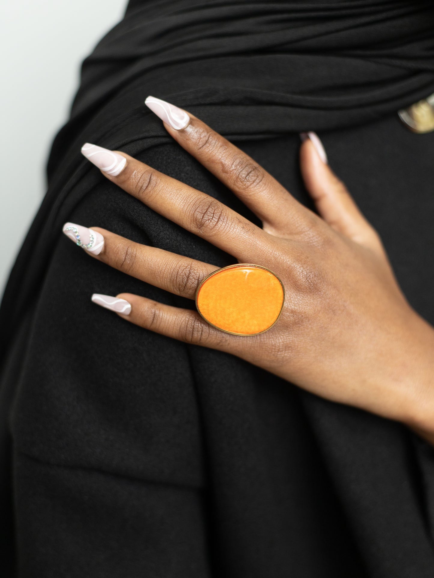 Bague Statement Dorée avec Disque en Nacre – Élégance et Raffinement Naturel