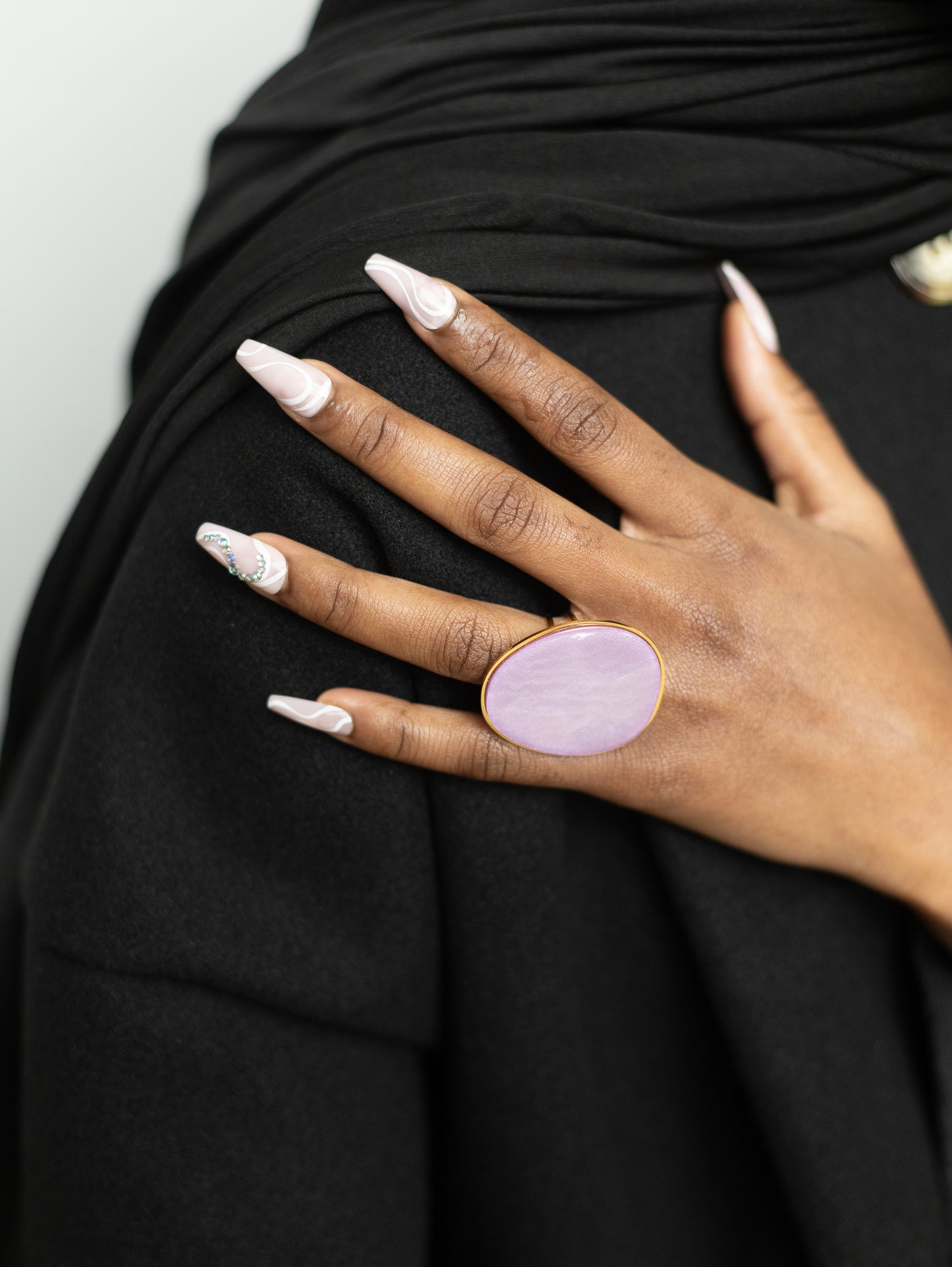 Bague Statement Dorée avec Disque en Nacre – Élégance et Raffinement Naturel