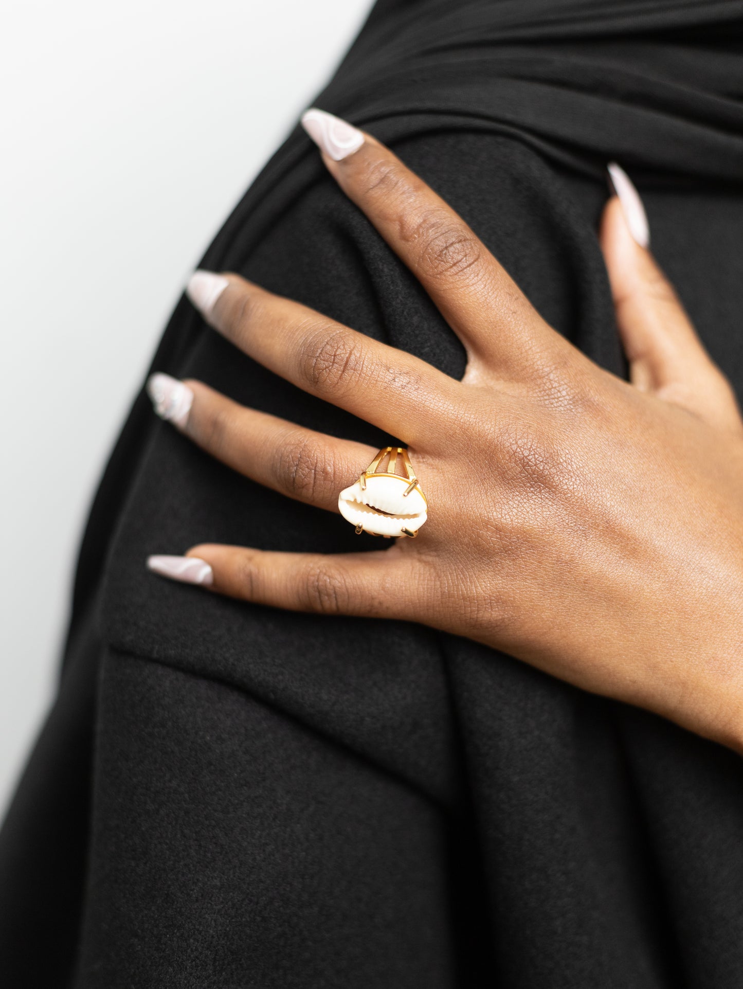Élégant Anneau acier inoxydable avec Coquillage Iridescent - Un Bijou Unique pour Sublimer Votre Style
