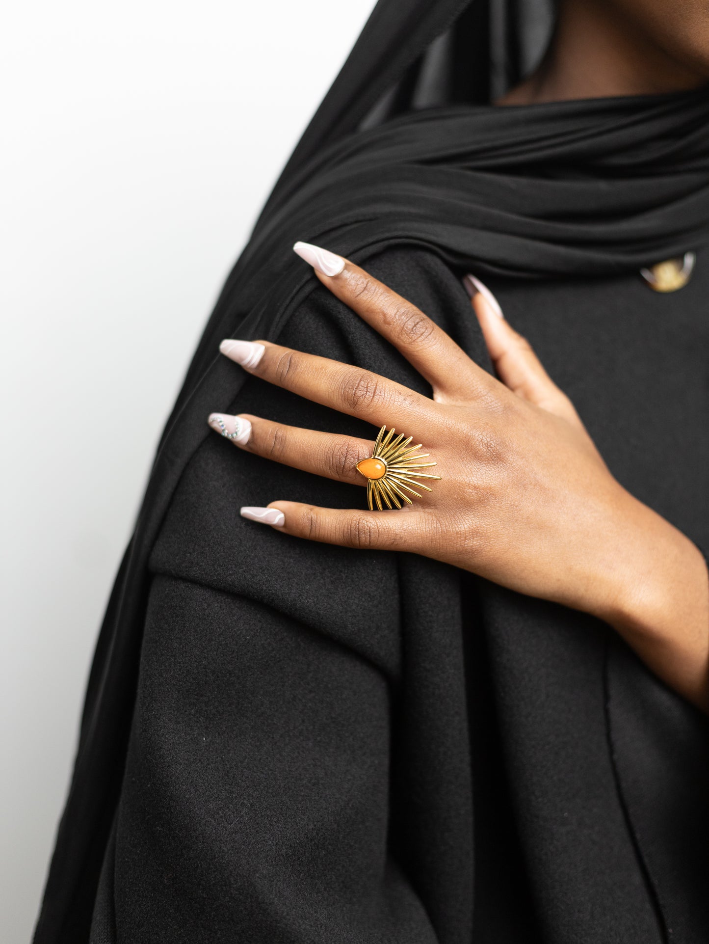 SARFINA · Bague Acier Inoxydable Doré ornée d'une pierre de couleur · La Sélection Mohissa K