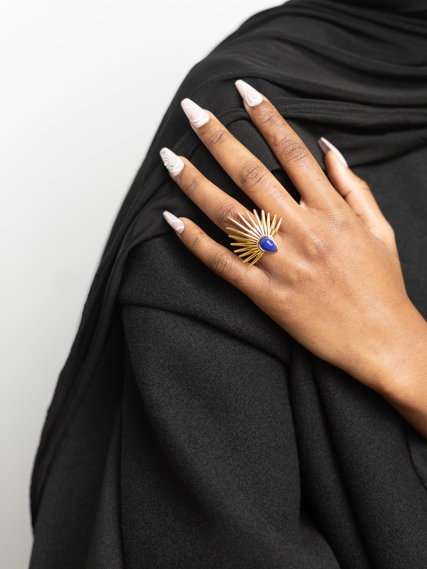 SARFINA · Bague Acier Inoxydable Doré ornée d'une pierre de couleur · La Sélection Mohissa K