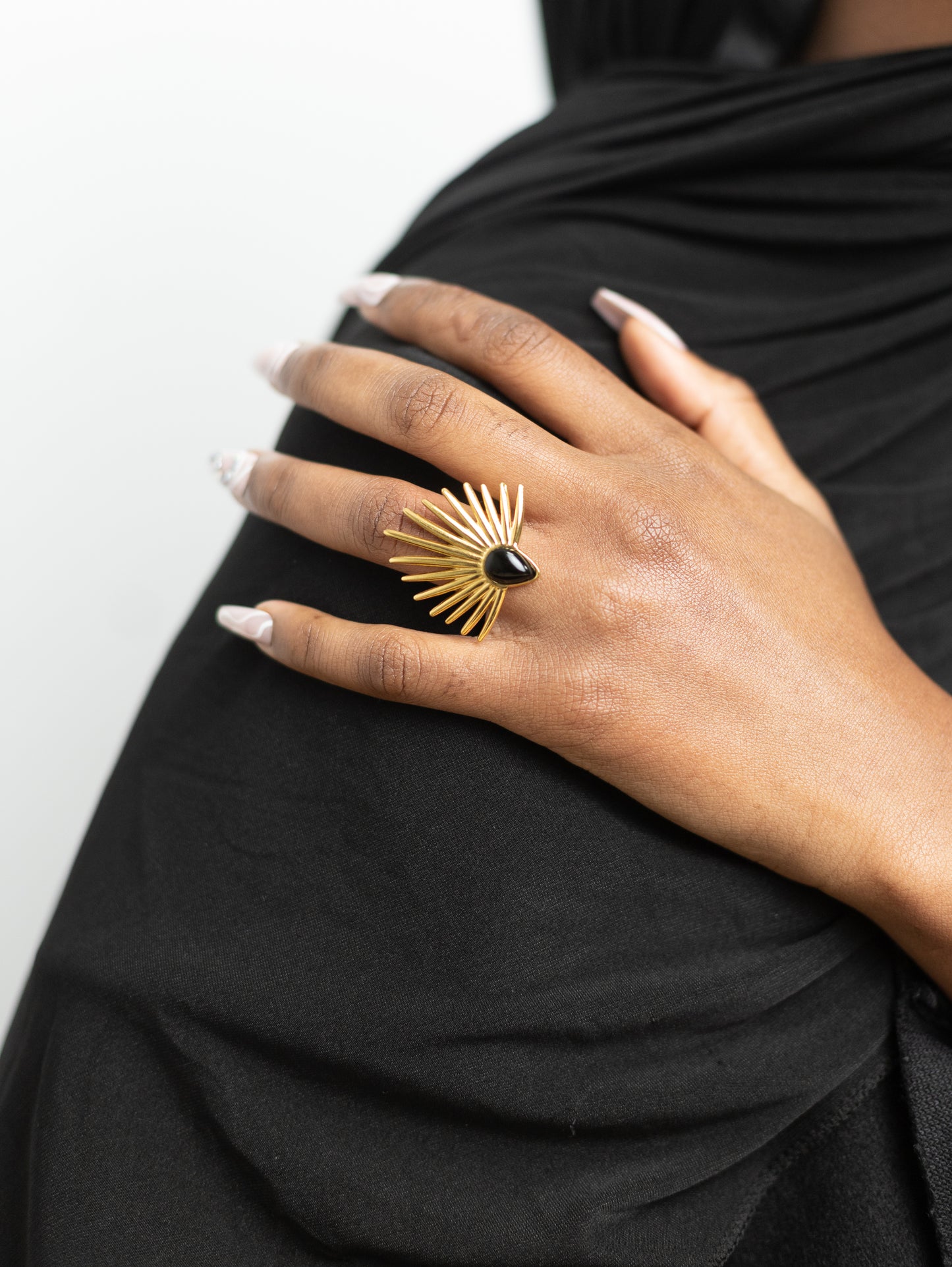 SARFINA · Bague Acier Inoxydable Doré ornée d'une pierre de couleur · La Sélection Mohissa K