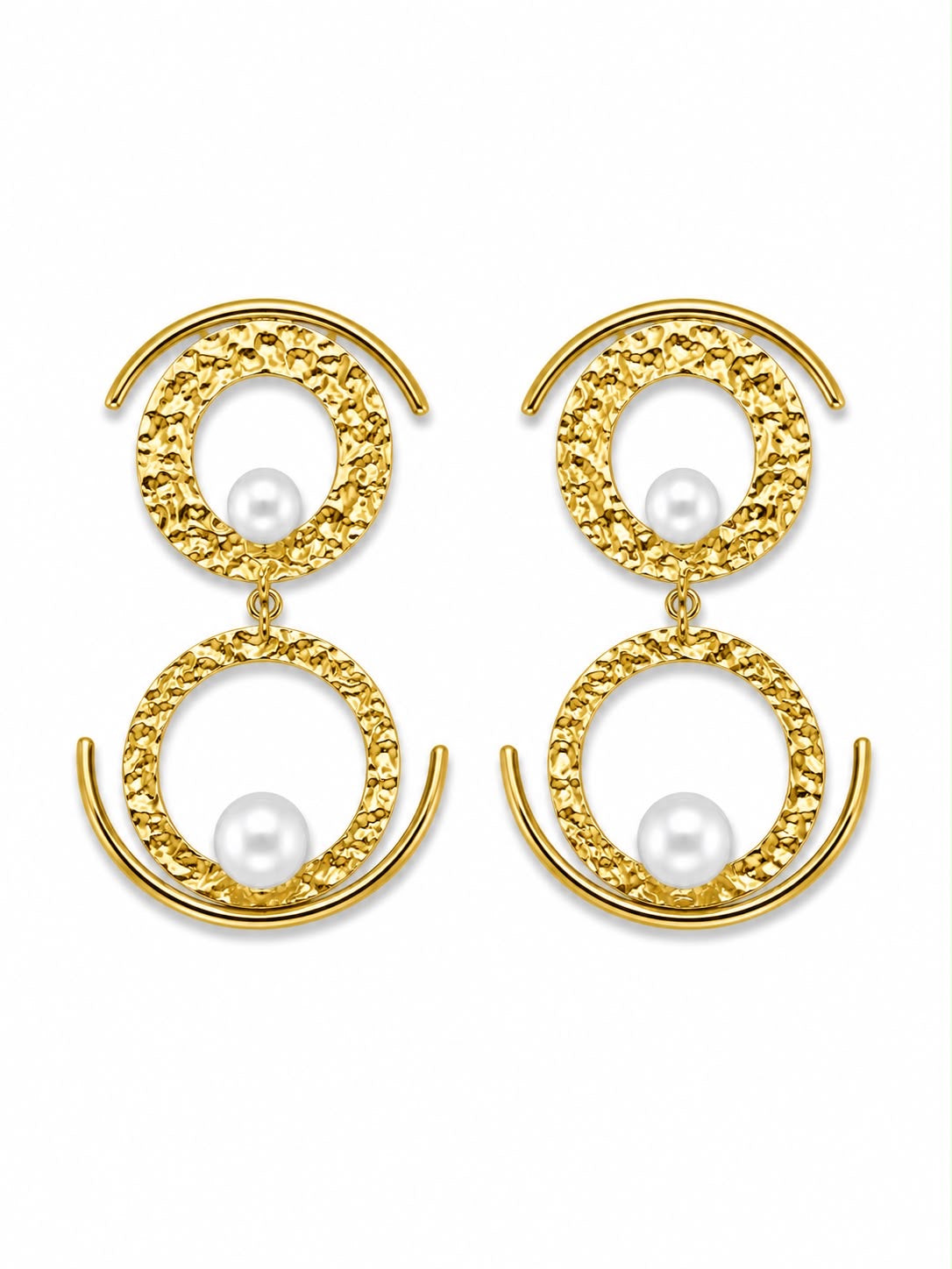 Boucle d’oreille composées de deux cercles reliés par une perle centrale délicate .