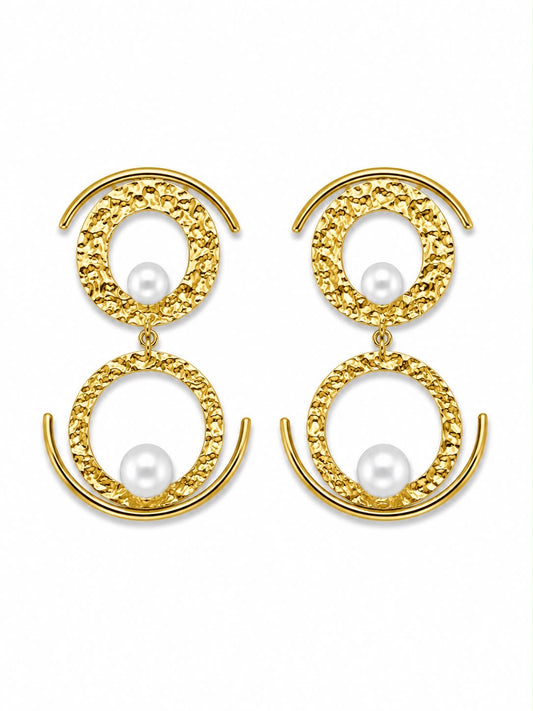 Boucle d’oreille composées de deux cercles reliés par une perle centrale délicate .