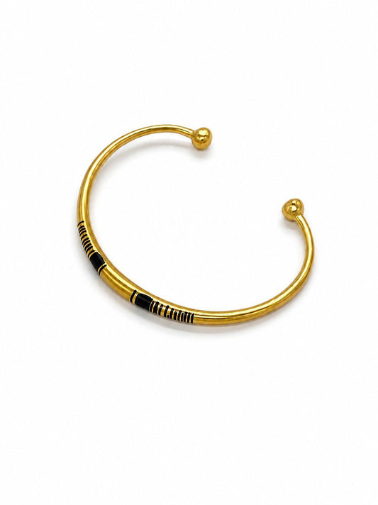 SIRA – Bracelet Jonc Ouvert Doré Émail Noir et Traits Graphiques – Terre Mali