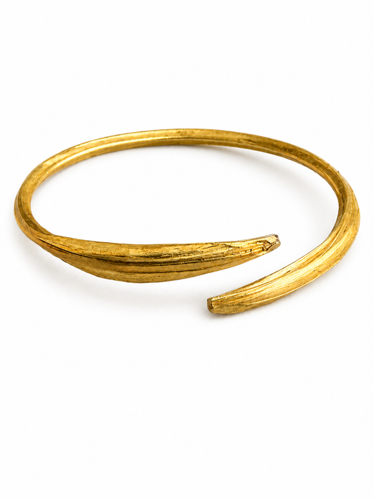 Moussou- Bracelet manchette ouvert au style minimaliste et contemporain en bronze  •Terre Mali